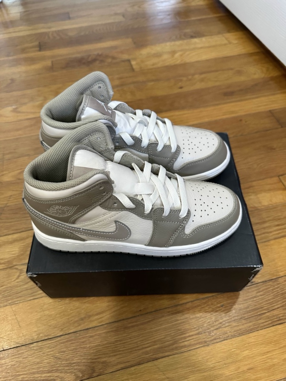 *New* Jordan 1 Mid Big Kid Brown (HF4781-203) Size 4.5Y *Damaged Original Box*